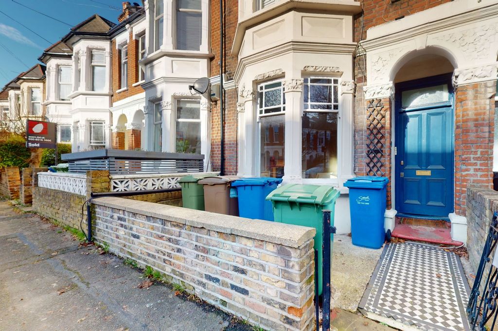 Property photo 2 of 18 Flat A, 24 Tarbert Road, Dulwich, London Se22 8Qb