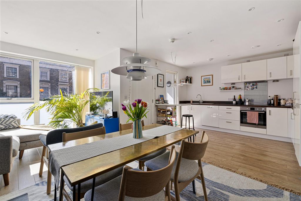 Property photo 3 of 20 Atkins Square, E8