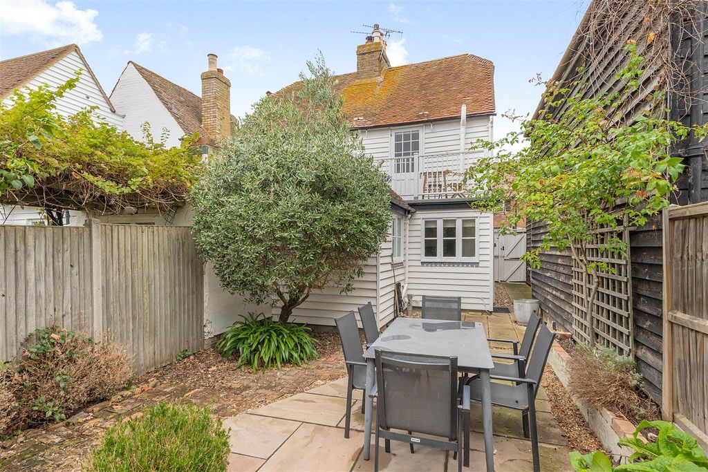 Property photo 2 of 13 Waterloo Road, Whitstable