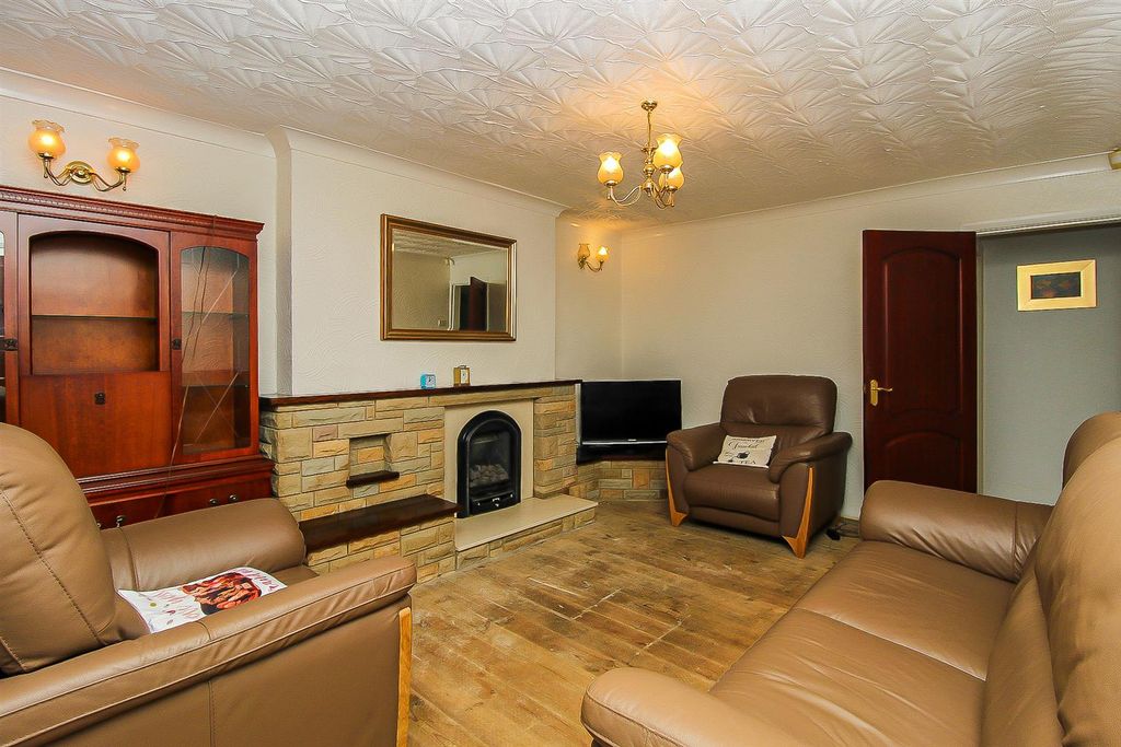 Property photo 3 of 6 Lounge