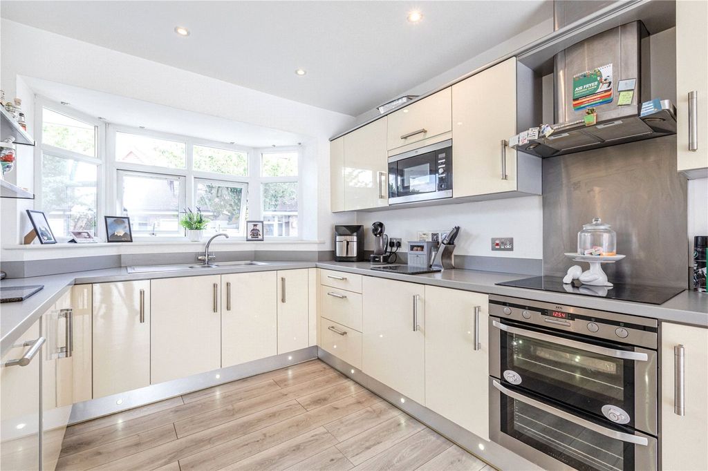 Property photo 2 of 18 Kitchen