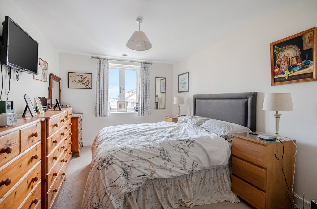 Additional image 5 of 2 bed flat for saleRoslin Place, Station Road, Hook RG27