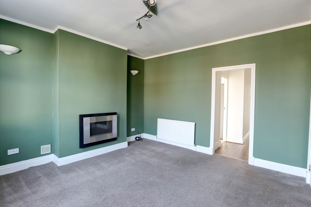 Property photo 3 of 16 Lounge