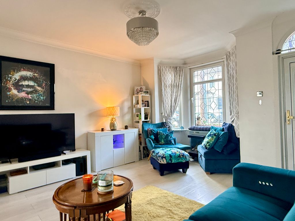 Property photo 2 of 16 Lounge