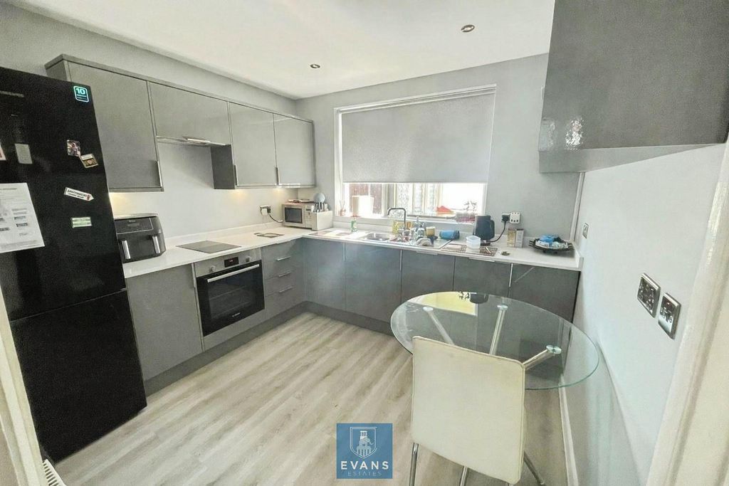 Property photo 3 of 13 Kitcehn