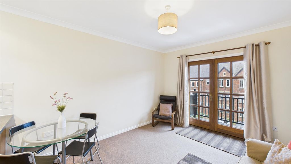 Property photo 3 of 18 Lounge