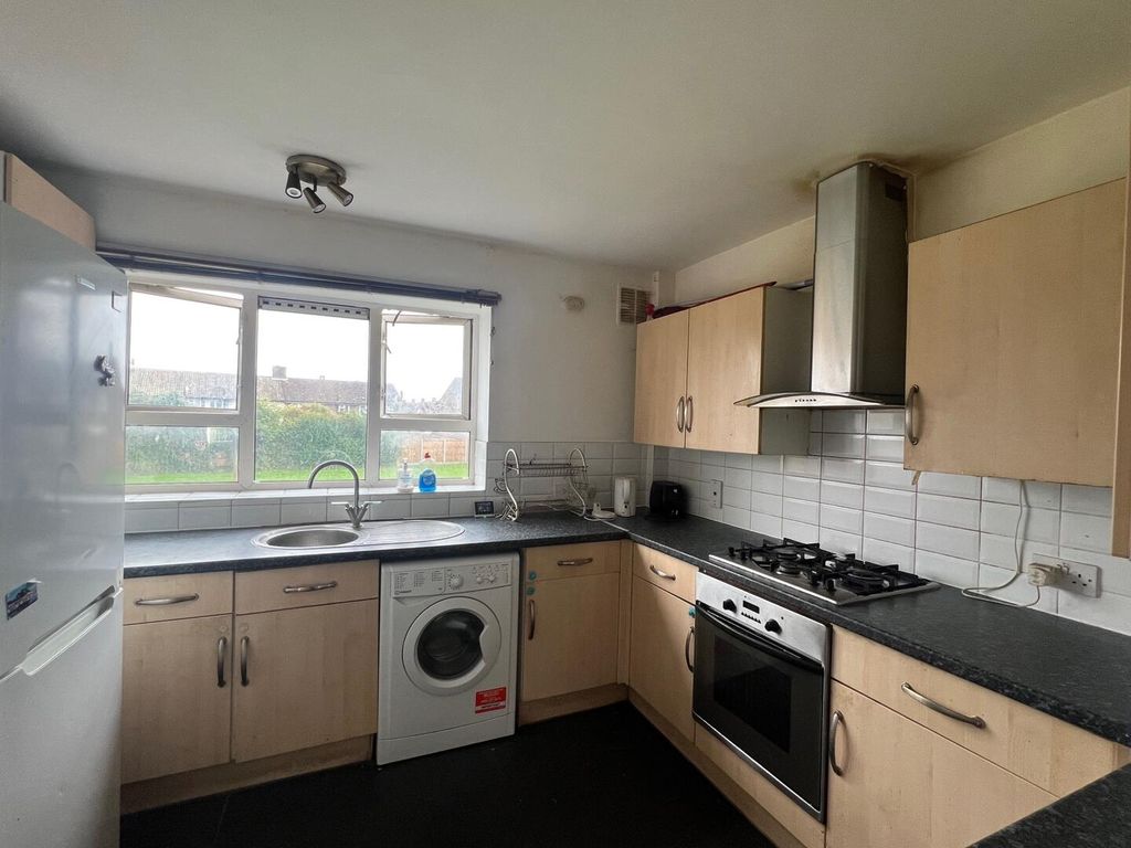 Property photo 3 of 8 Kitchen