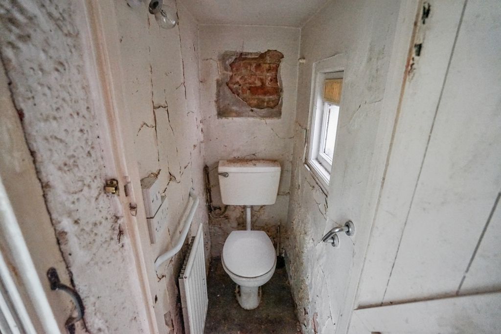 Property photo 2 of 10 39 Enmore Road, South Norwood, London Se25 5Ng