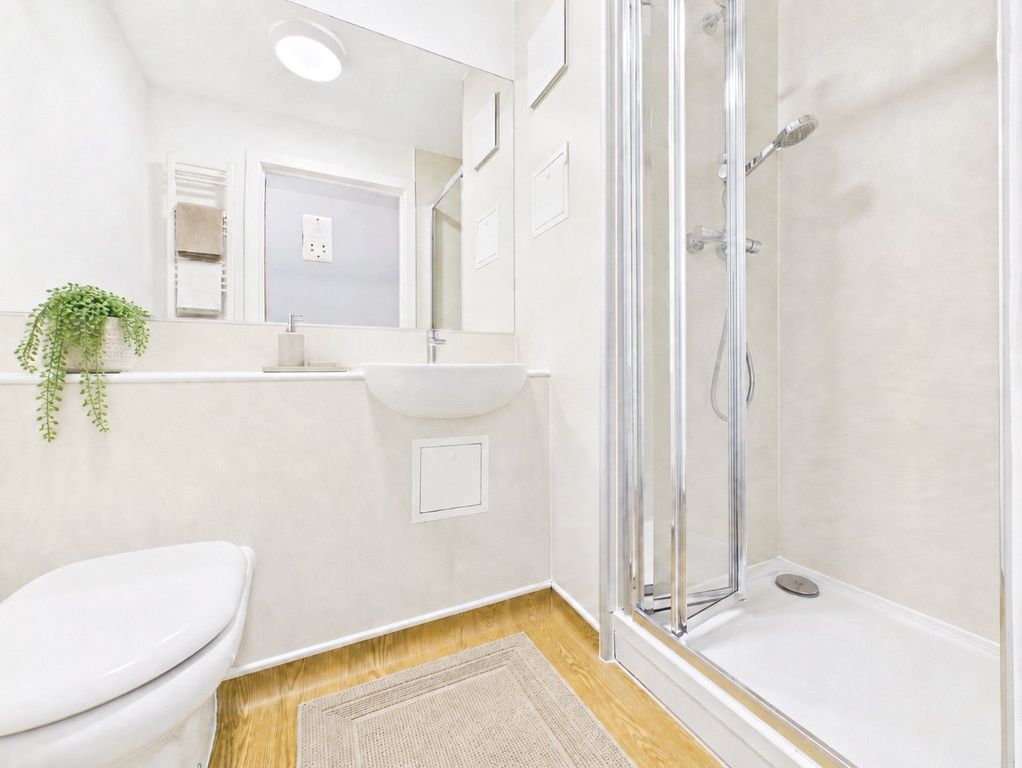 Property photo 2 of 11 Bathroom