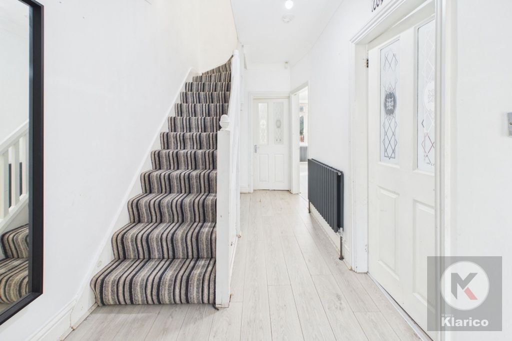 Property photo 2 of 17 Hallway