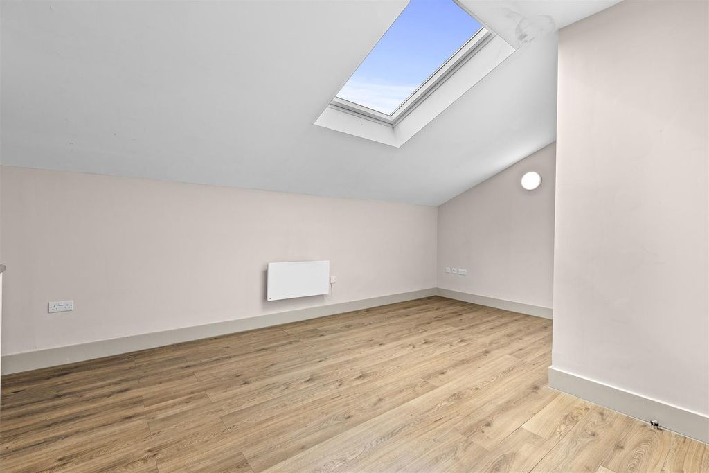 Property photo 3 of 9 38 Cube House, Quilters Way, Hp22 5Tb-5.Jpg