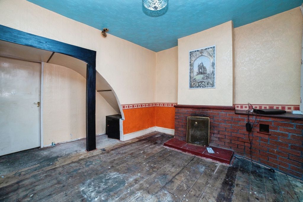 Property photo 3 of 13 Lounge