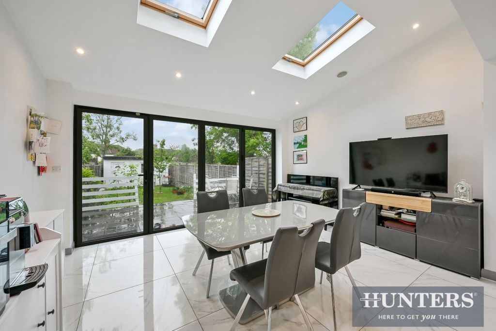 Property photo 2 of 17 Dorchester Road, 67-13.Jpg