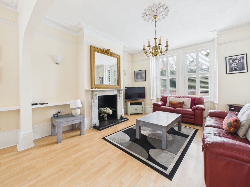 Property photo 3 of 16 Lounge (2)