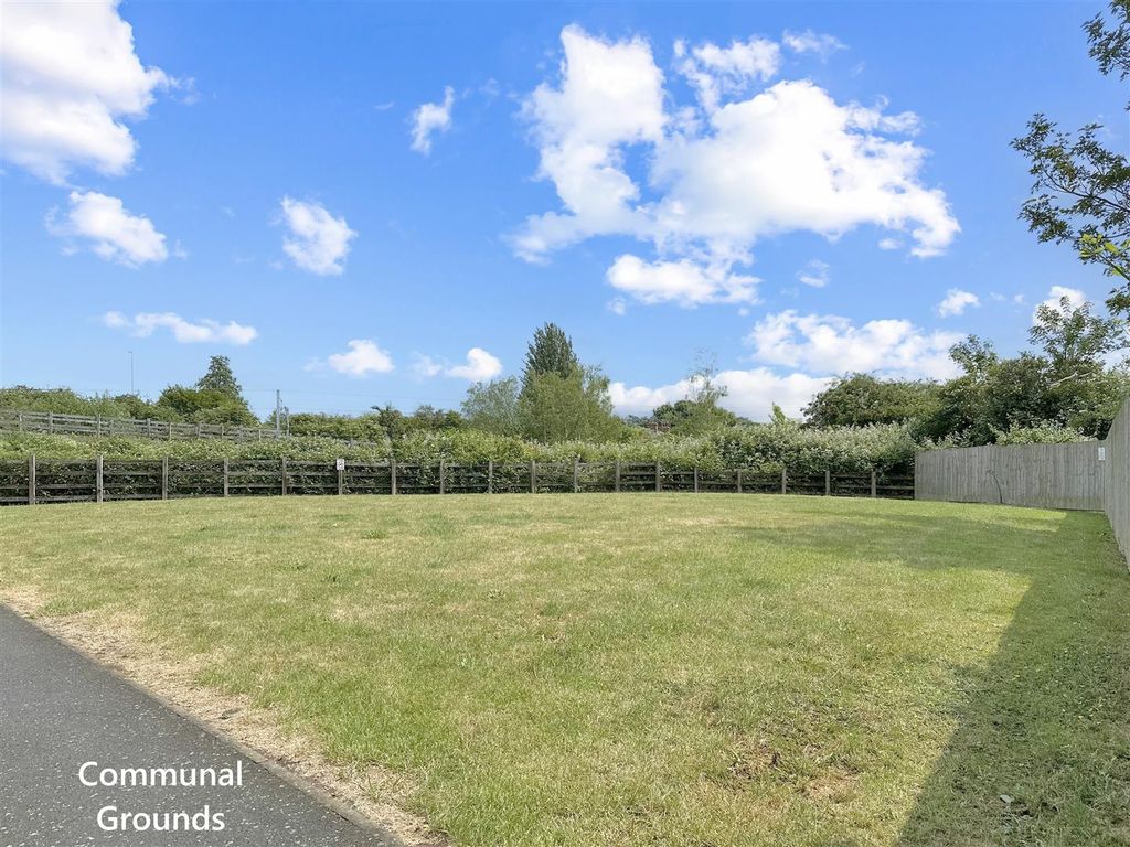 Property photo 3 of 14 Communal Grounds 043