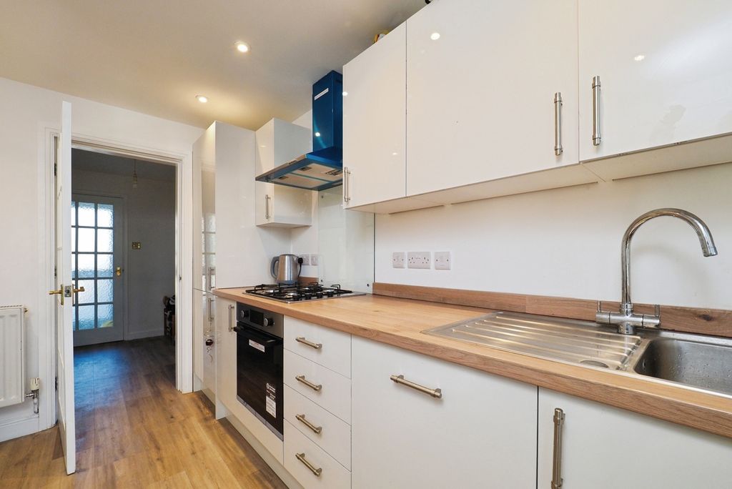 Property photo 3 of 18 Fitted Kitchen