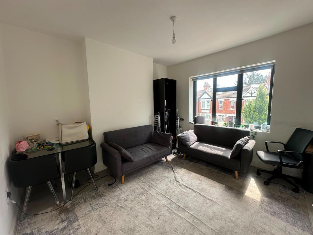Property photo 2 of 6 Ealing Broadway 5.Jpeg