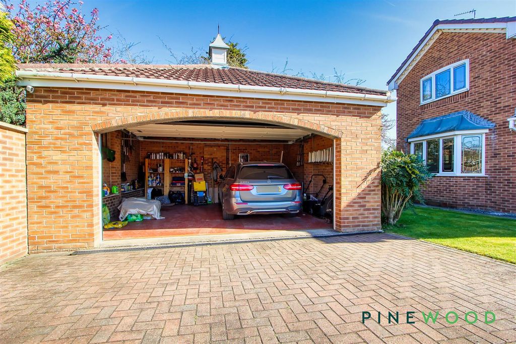 Property photo 2 of 45 Garage