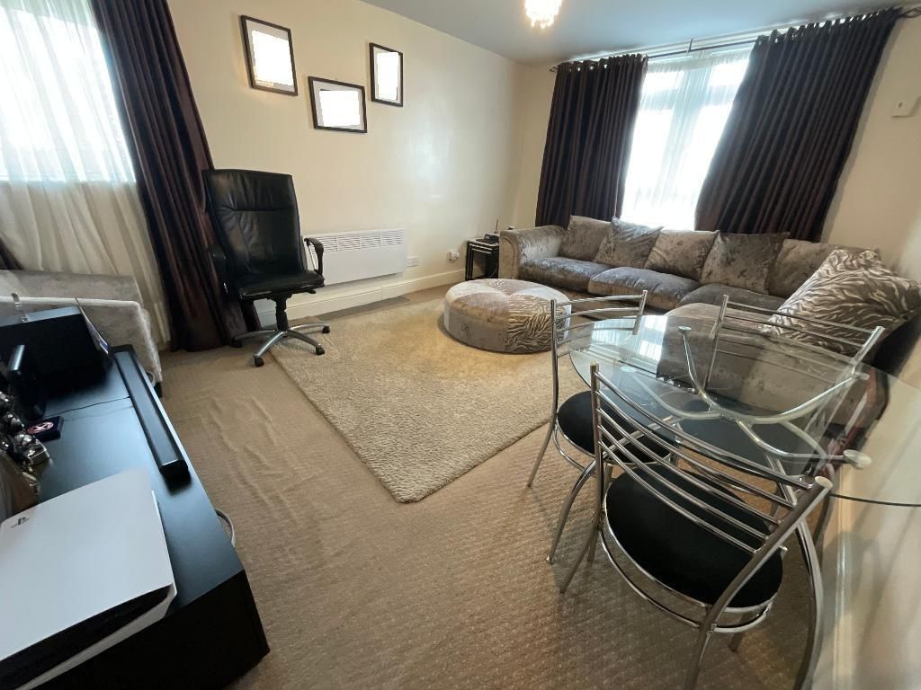 Property photo 2 of 11 Living Room 15'5 x 11'4