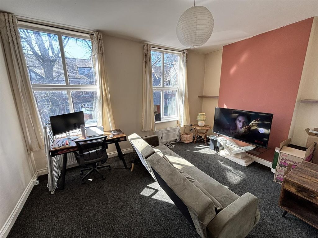 Property photo 2 of 17 Lounge