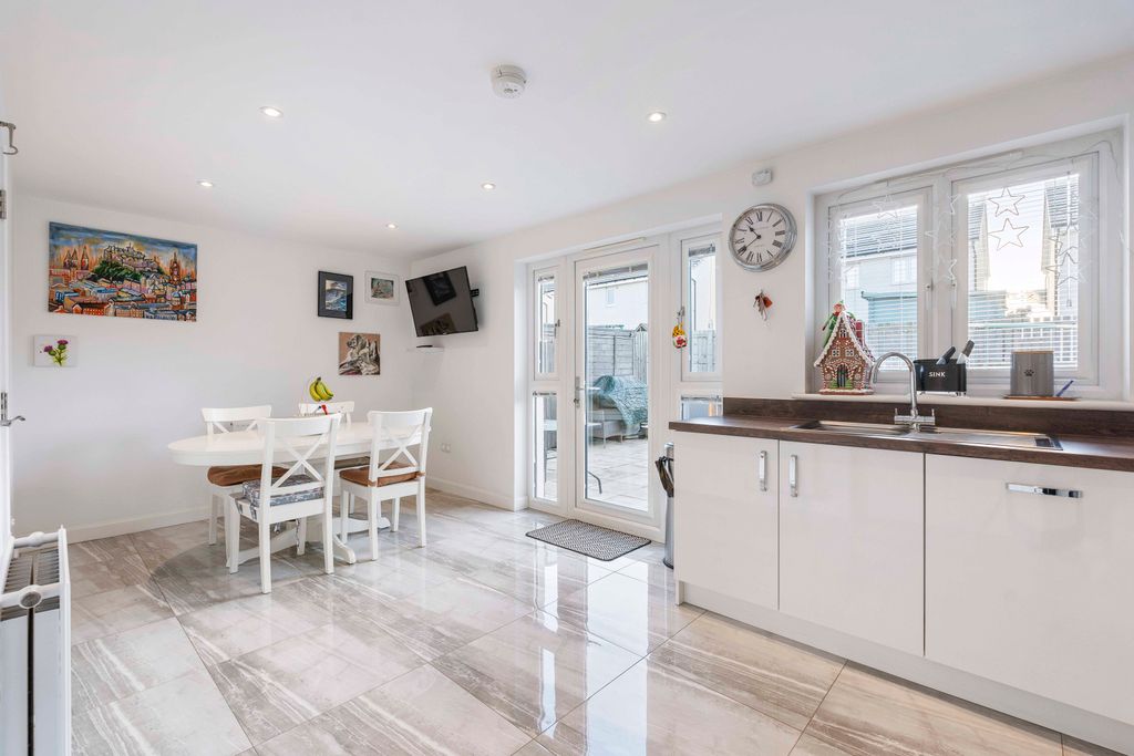 Property photo 3 of 36