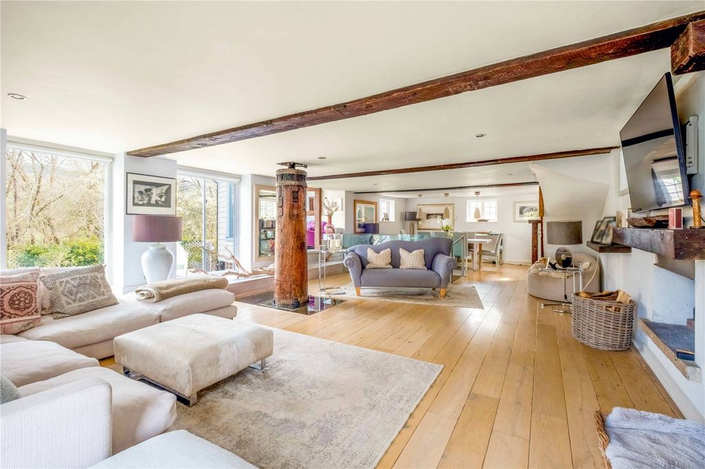 Property photo 3 of 31 Sitting Room