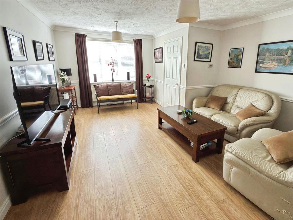 Property photo 3 of 17 Chaulkers Crescent (3).Jpg