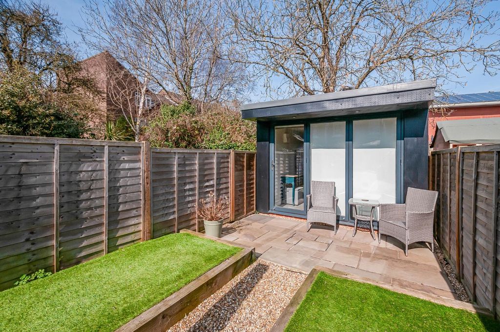 Property photo 3 of 19 Garden &amp; Pod