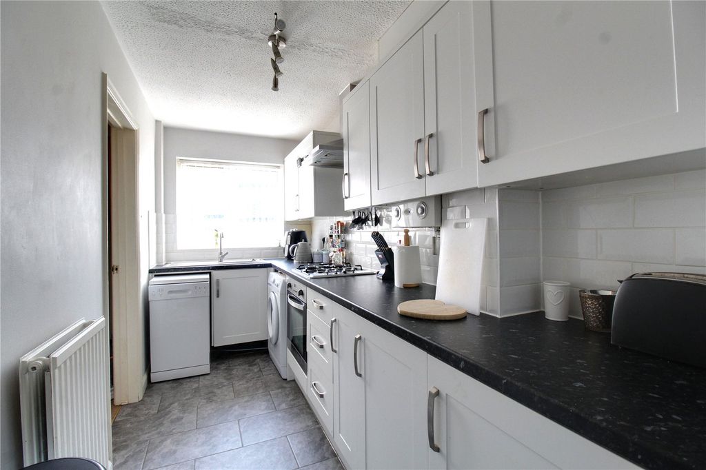 Property photo 3 of 10 Kitchen