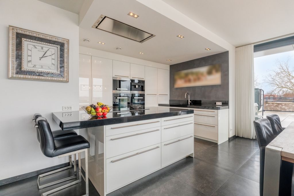 Property photo 3 of 82