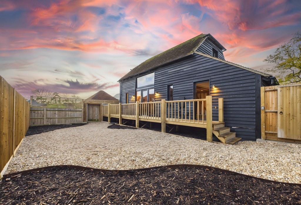 Property photo 1 of 21 Garden To House Twilight