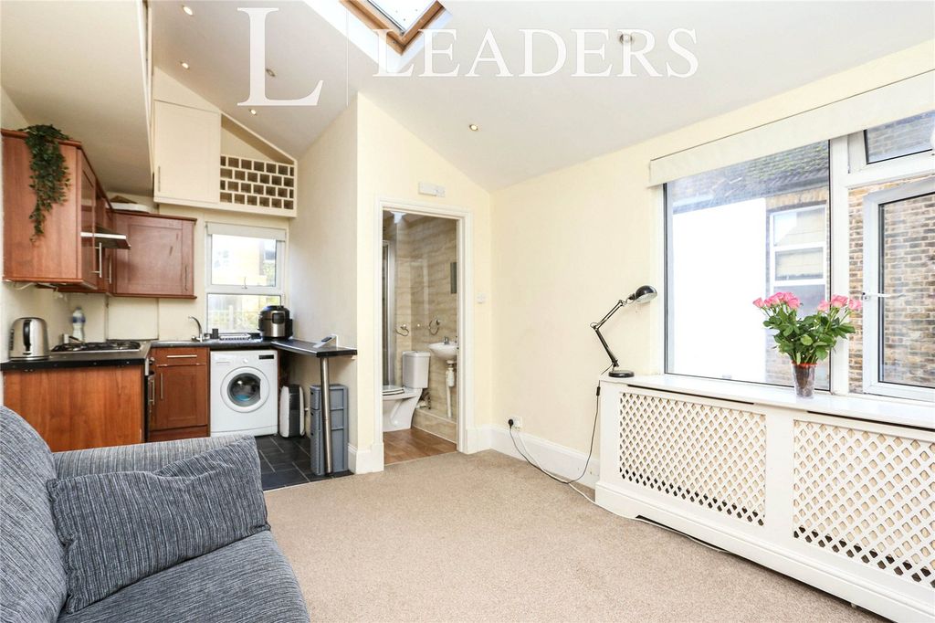 Property photo 2 of 7 Studio