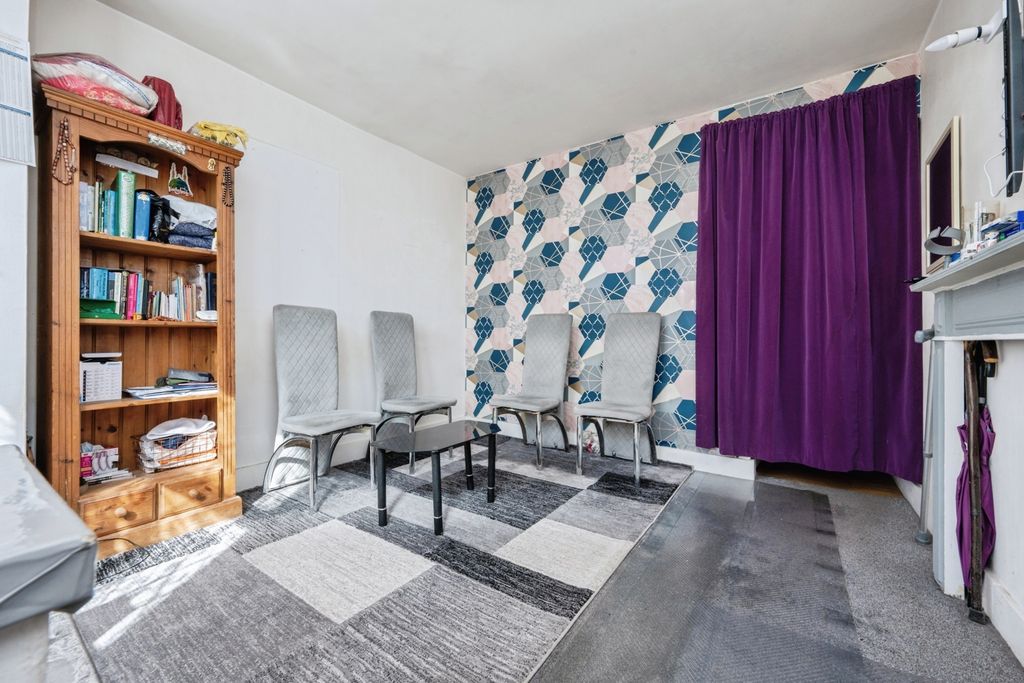 Property photo 2 of 16 Lounge