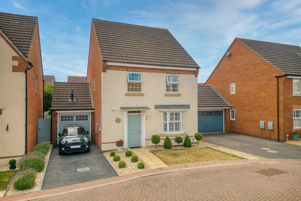 Property photo 1 of 28 Ewemove Taunton Meredith Close (1)