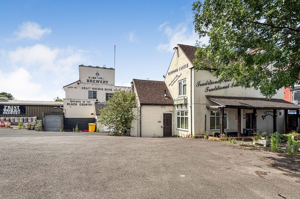 Property photo 2 of 21 The Windsor Castle, 7 Stourbridge Road, West Midlands, Dy9 7Dg
