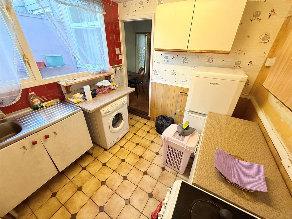 Property photo 3 of 11 Kitchen