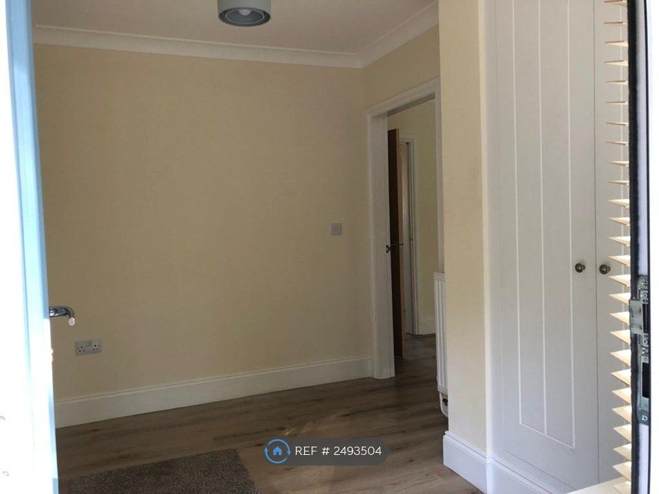 Property photo 3 of 15 Entrance Hall