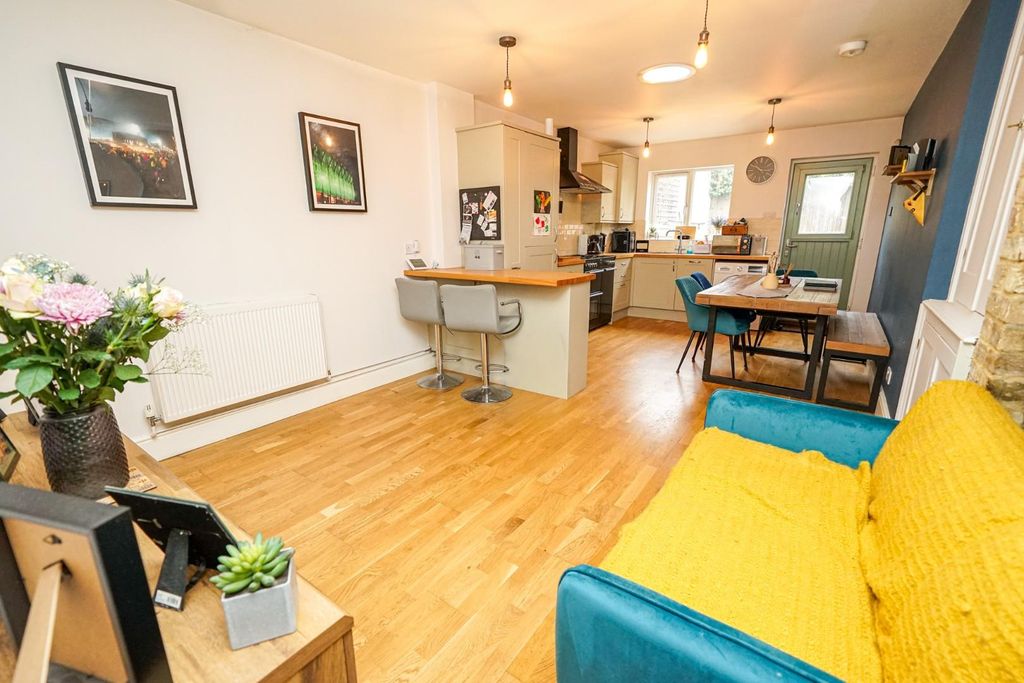 Property photo 2 of 25