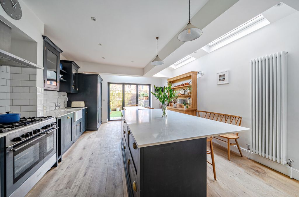 Property photo 2 of 13 1396606-8-698c939...