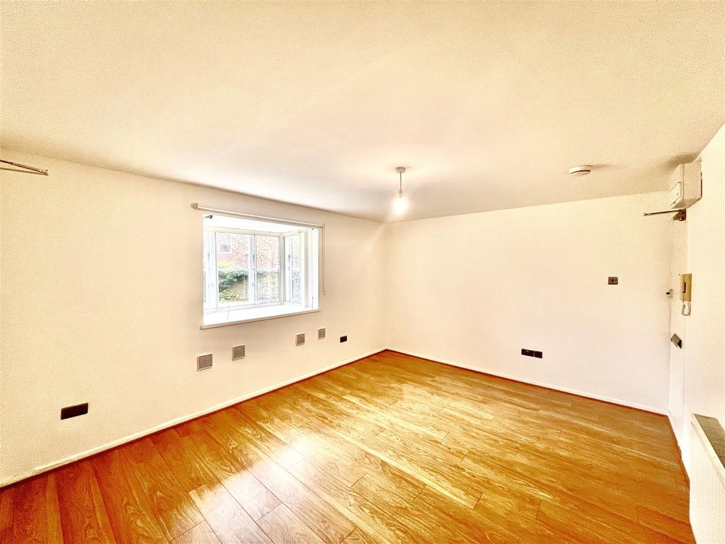 Property photo 2 of 5 Studio