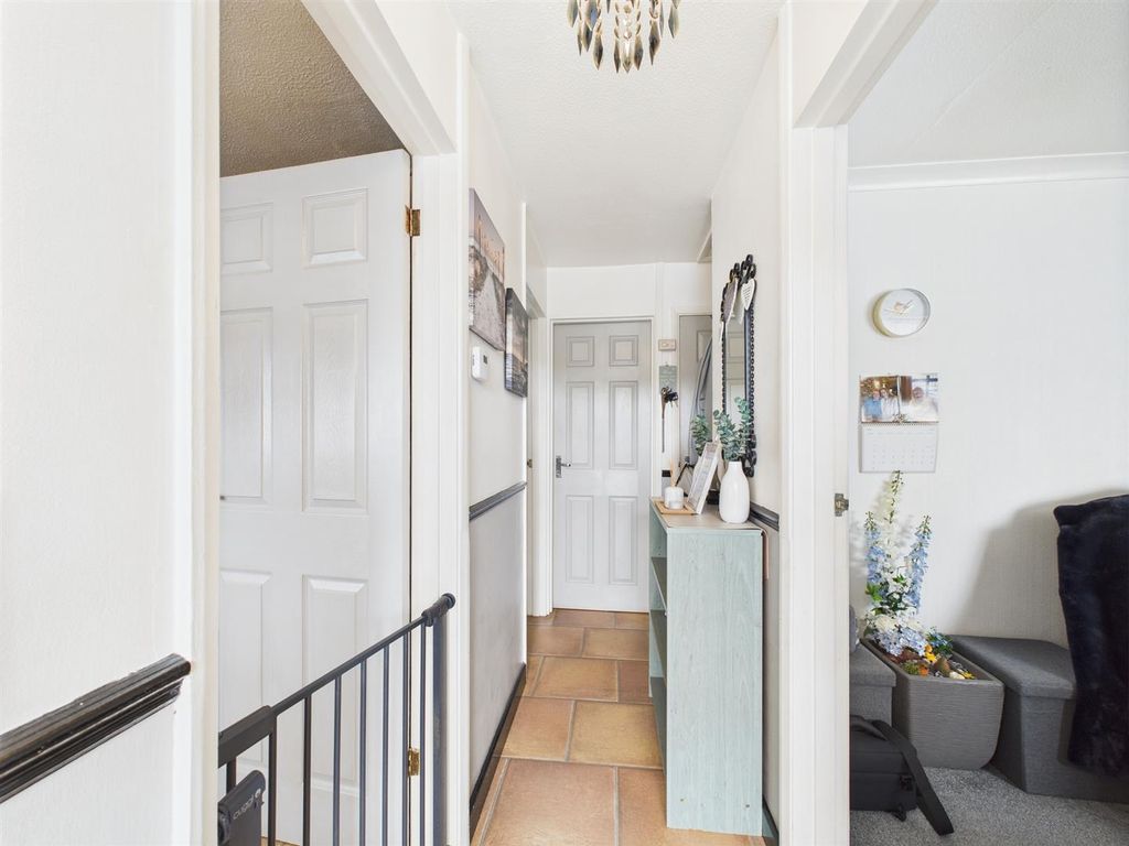 Property photo 3 of 18 Entrance Hall