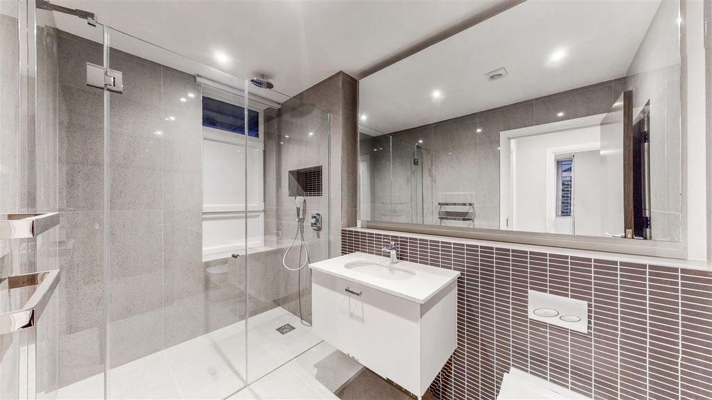 Property photo 3 of 12 Bathroom.Jpg