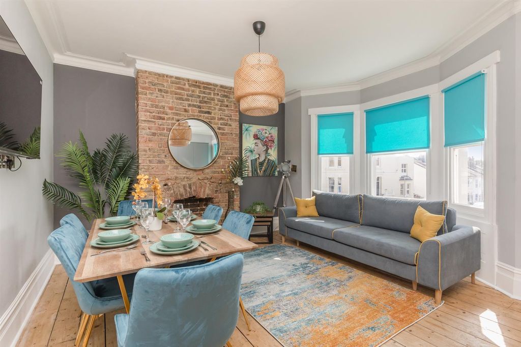 Property photo 3 of 16 Ditchling Rise 93-29.Jpg