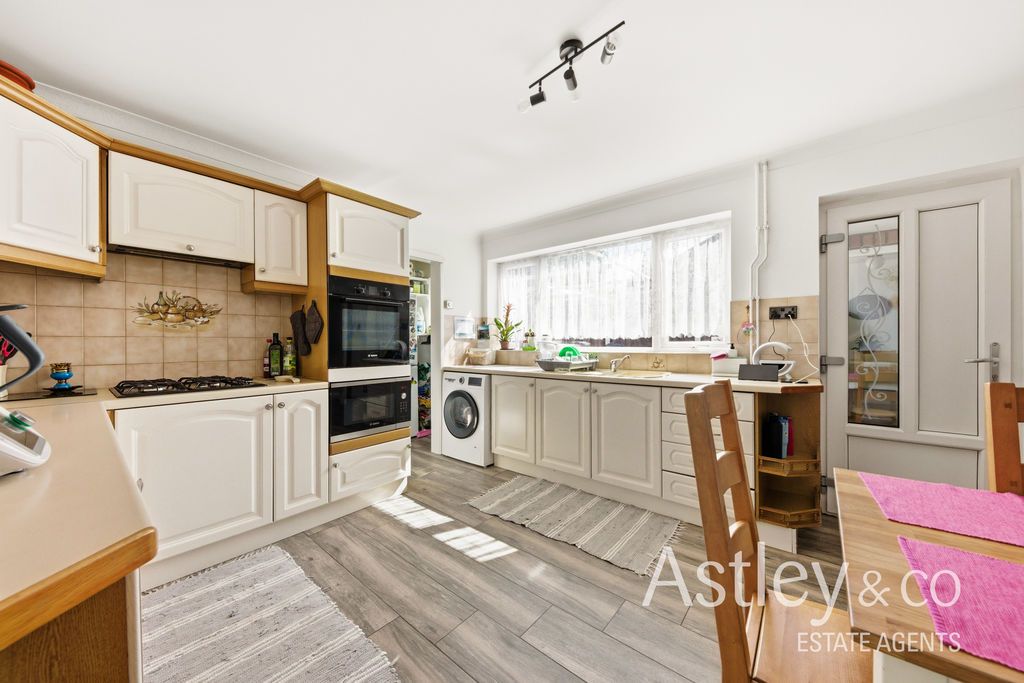 Property photo 3 of 16 Kitchen