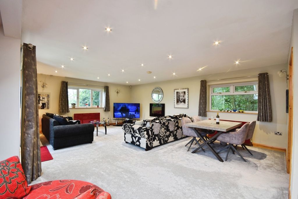 Property photo 3 of 22 Lounge