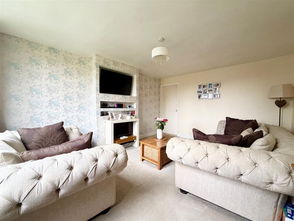 Property photo 2 of 13 Lounge