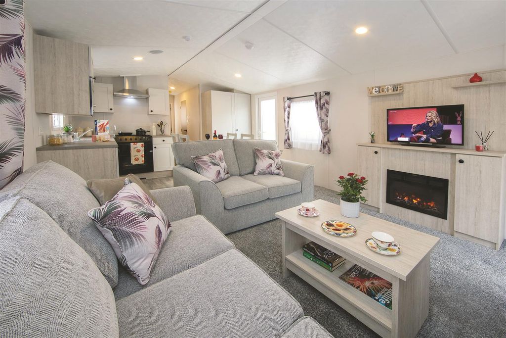 Property photo 3 of 8 Lounge