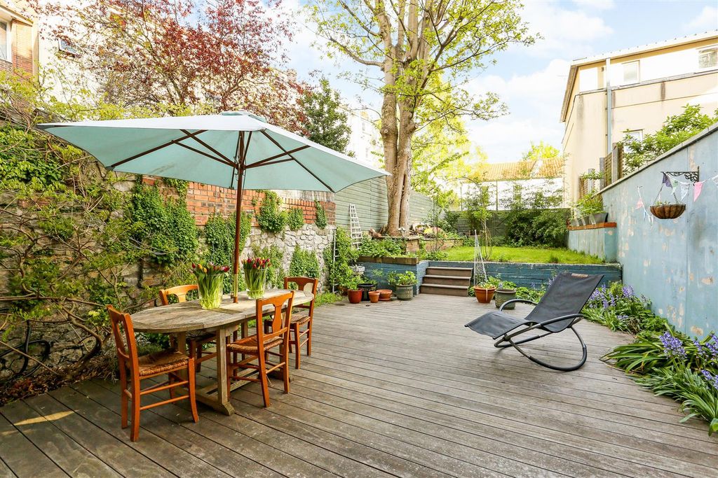 Property photo 2 of 18