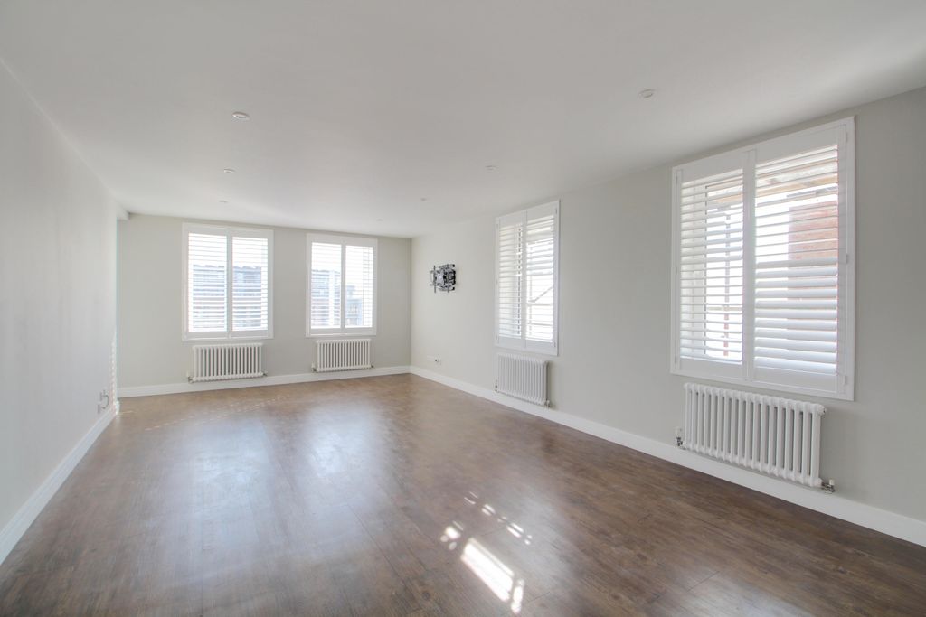 Property photo 3 of 16 Living Room