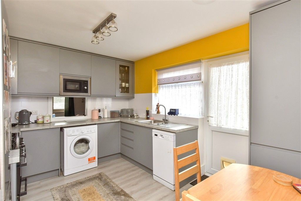 Property photo 3 of 11 Kitchen